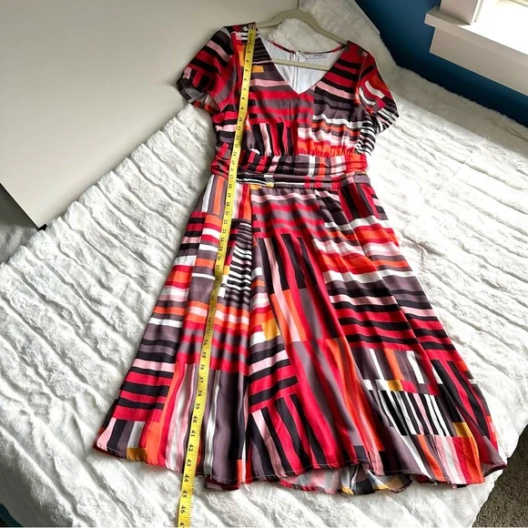 Stunning graphic stripe print crepe dress w/pockets! M-10 NWOT. Never worn. - Picture 10 of 13